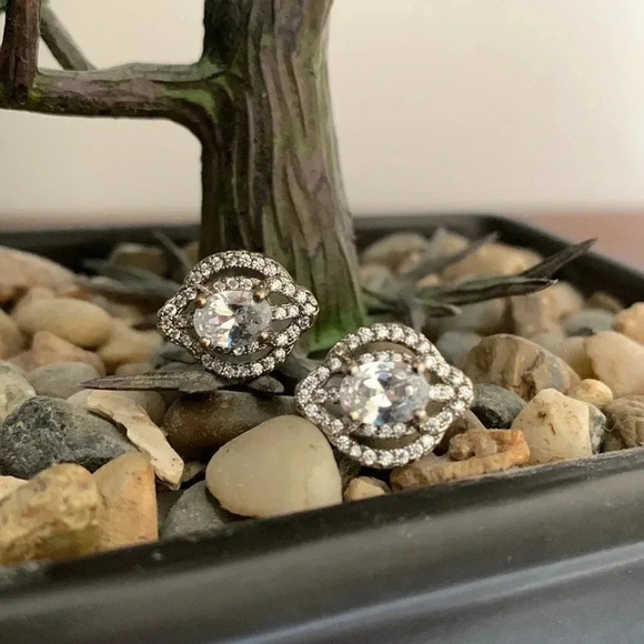 Silvertone earrings - Picture 2 of 6